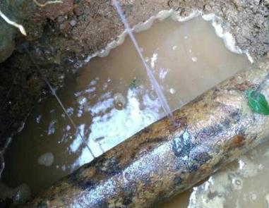 香坊楼顶渗水维修公司分享下地暖漏水的原因及检测方法。